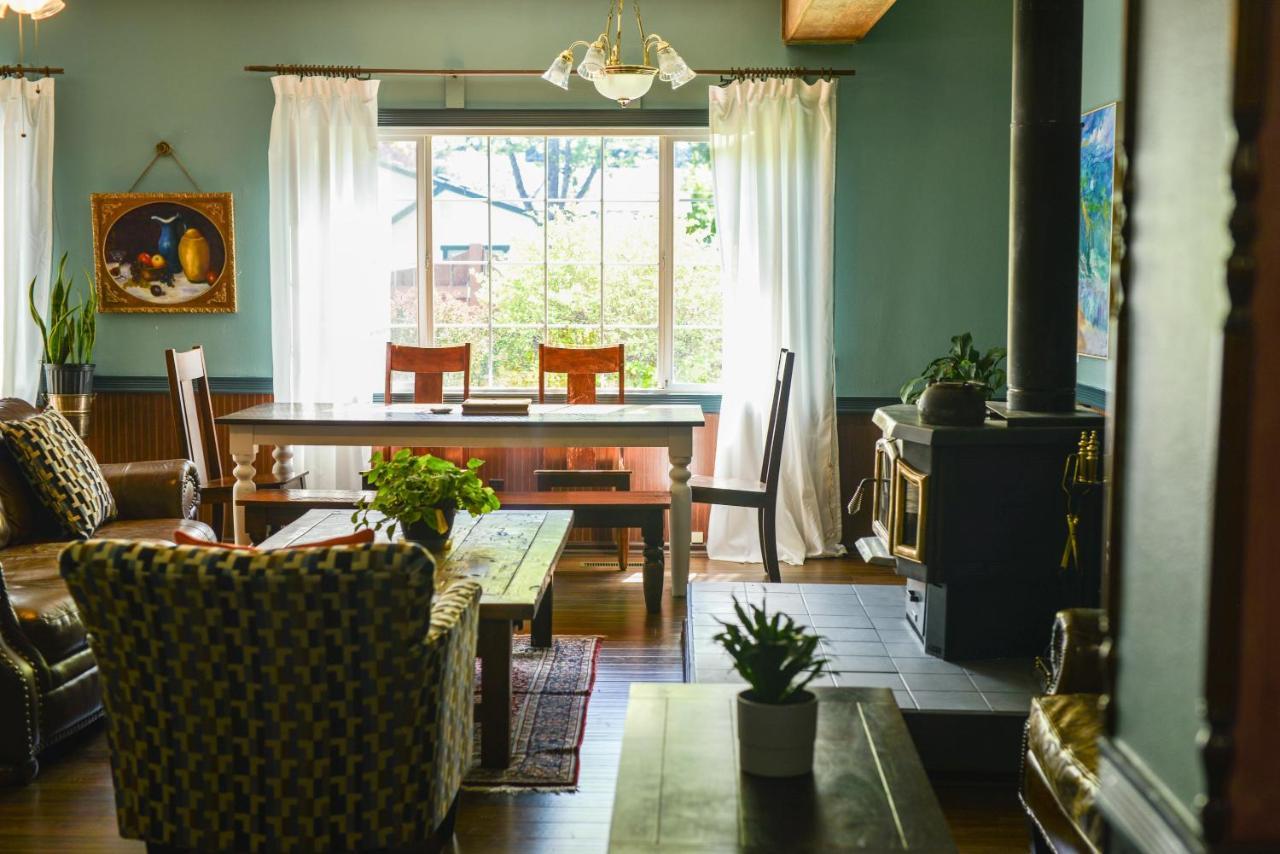 Westfir Lodge & Mountain Market Oakridge エクステリア 写真